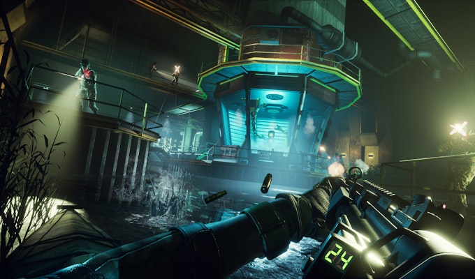 Bildet viser en actionfylt scene fra et videospill. En person i militærutstyr sitter i en kajakk, bevæpnet med et gevær. De er i et industrianlegg, omgitt av vann og stålkonstruksjoner. Det er flere væpnede vakter på plattformer rundt i området, og en av dem er i ferd med å bli skutt fra kajakken. Området er opplyst med kunstige lys, som skaper en dramatisk atmosfære og legger vekt på spenningen i situasjonen.